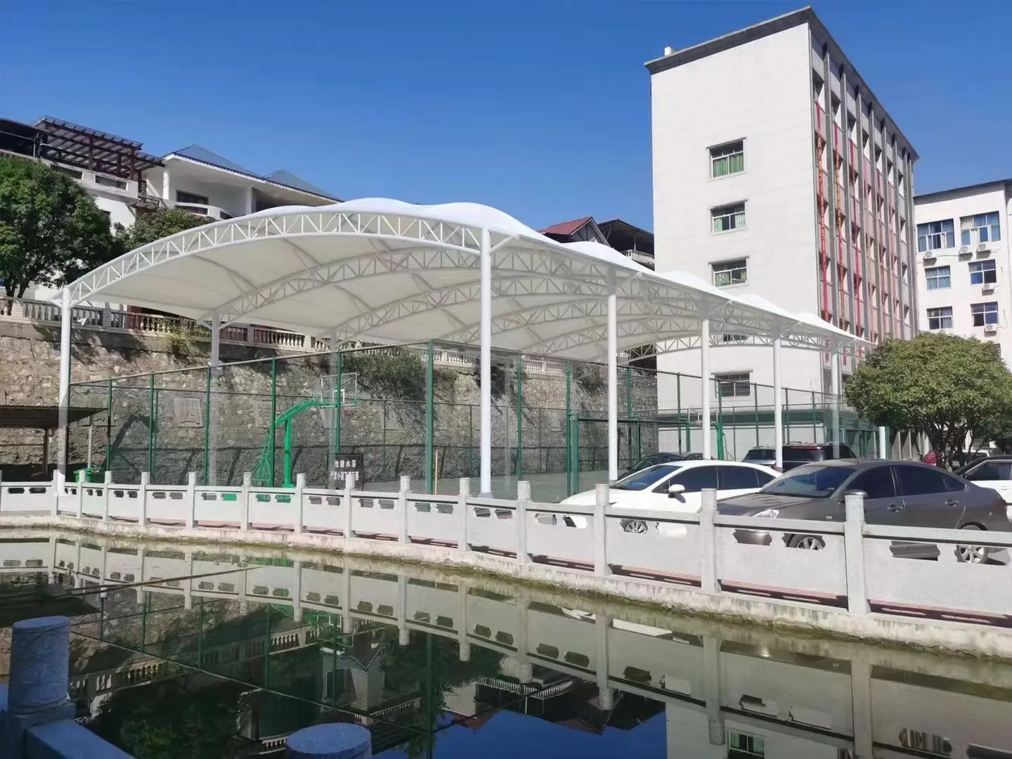 贵州黎平园区停车棚总在漏水生锈？源头膜结构厂家：按本地气候选材，避开三大坑