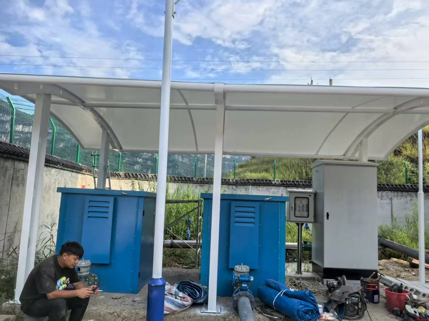 贵州黎平膜结构棚怎么选?多雨高湿山区,避开低价铁皮棚与劣质膜材坑