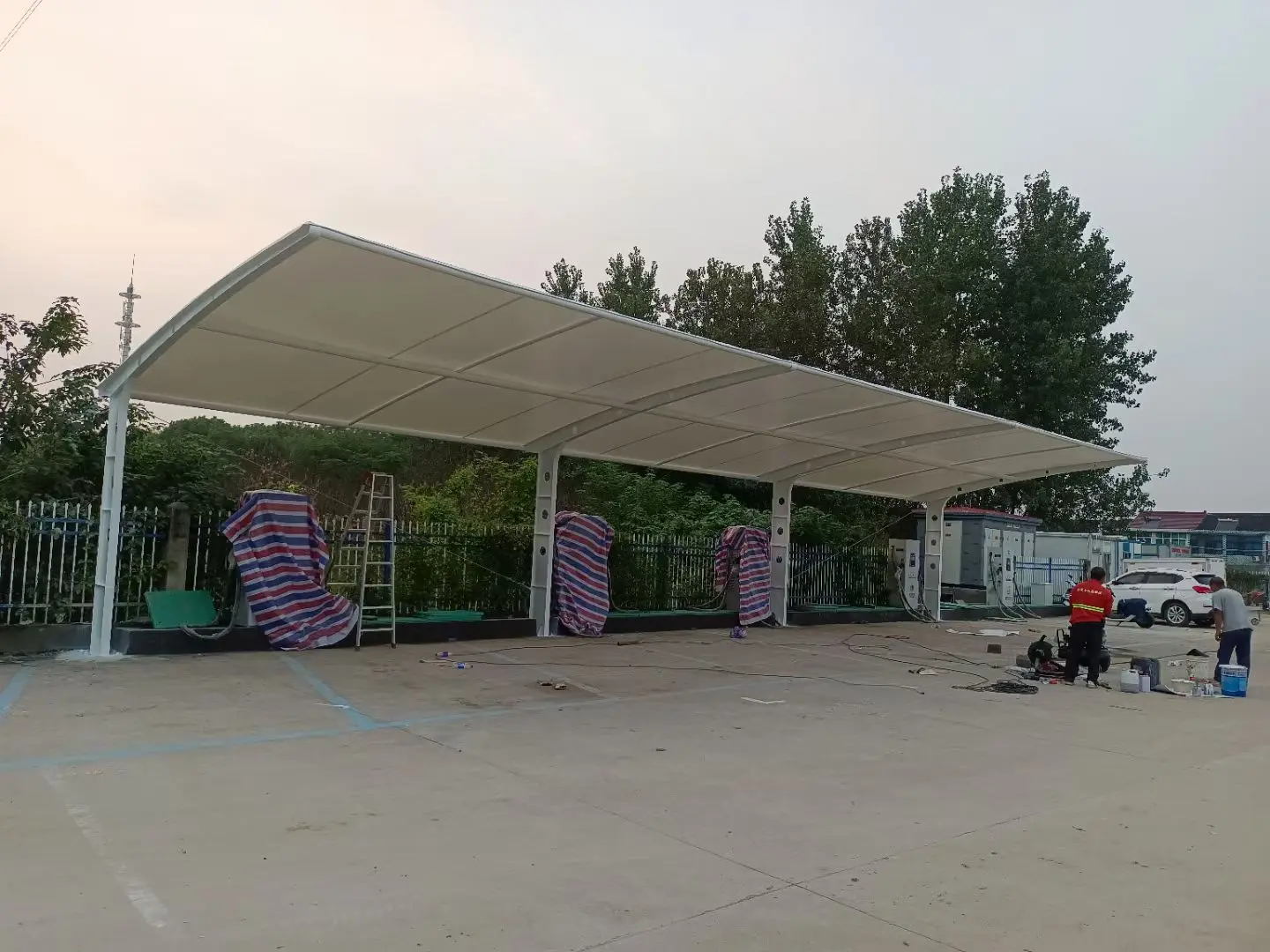 贵州黎平膜结构工程科普：山地多雨强紫外线环境，停车棚选材别只看低价